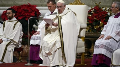 Påven talar på julnattsmässan i Vatikanen.
