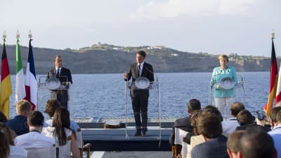 Italiens premiärminister Matteo Renzi (i mitten) bjöd förbundskansler Angela Merkel och president Francois Hollande på middag på hangarfartyget Garibaldi
