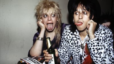 Michael Monroe oh Andy McCoy från Hanoi Rocks i London 1984, båda grimaserar med tungan ute
