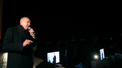 President Recep Tayyip Erdoğan erkände den bittra valförlusten i natt. Han hade vunnit alla landsomfattande val sedan år 2002