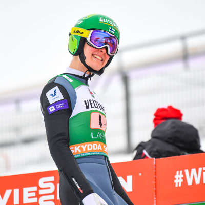 Leevi Mutru grimaserar