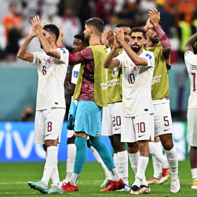 Qatariska spelare tackar publiken.