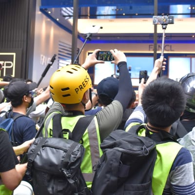 Journalister följer med demonstration i Hongkong.