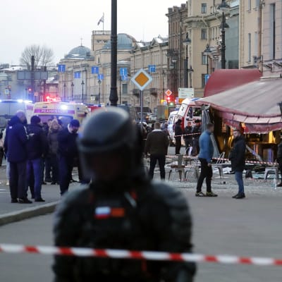 Poliser på gatan utanför brottsplats i Petersburg. 