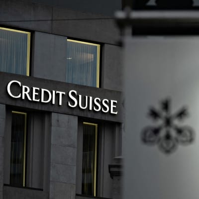Vredit Suisses och UBS logotyper fotograferade bredvid varandra i schweiziska Geneve.