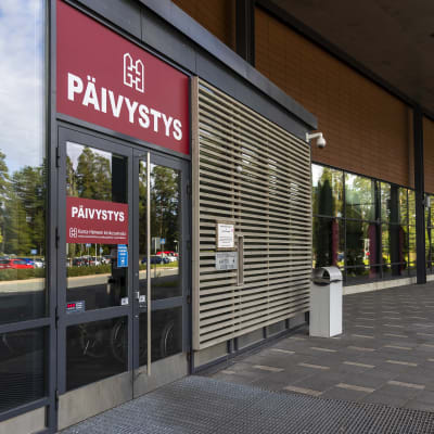 Kanta-Hämeen keskussairaalan päivystyspoliklinikan ulko-ovi.