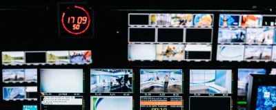 Ylen uutisstudion näyttöruutuja
