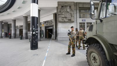 Soldater bevakar Bryssels centralstation efter en explosion.