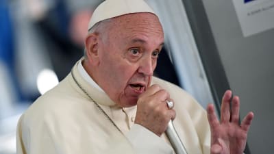 Påve Franciskus pratar med journalister på flygplanet på väg hem från Polen 31.7.2016