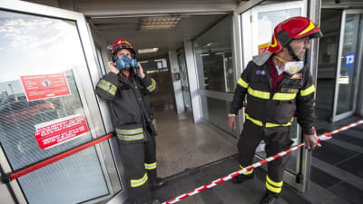 Brandmän på plats efter att en brand bröt ut på flygplatsen Fiumicino i Rom.