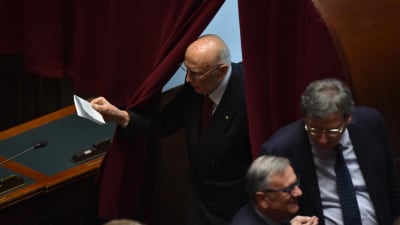 Italiens förra president Giorgio Napolitano röstar om vem som blir hans efterträdare i valets första omgången.