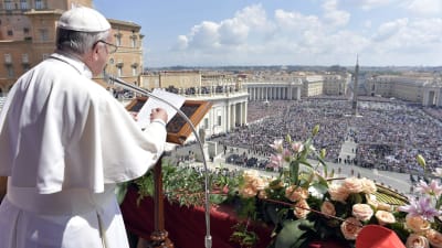 Påven Franciscus håller den traditionella påskdagens mässa på Petersplatsen i Vatikanen.