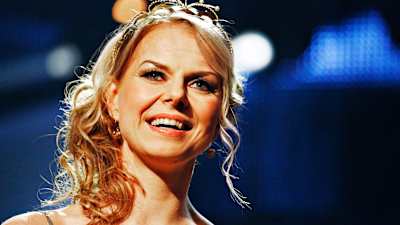 Tangon kruunaamattoman kuninkaan tunnetuimmat laulut huippusolistien esittäminä. Tangokuningatar 2015 Susanna Heikki.