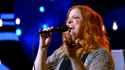 Shirley Clamp uppträder i På resande not