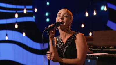 Anna Sahlene uppträder i finalen av På resande not.