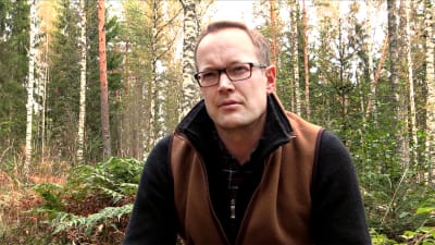 Fredrik von Limburg Stirum fotograferad i skogen.