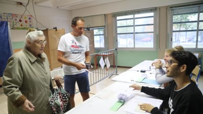 Väljare röstar i Lombardiets folkomröstning om utökat självstyre.