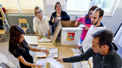 Italienarna  verkar vara trötta och besvikna på politik för mindre än hälften av väljarna deltog i valet på Sicilien