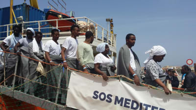 Människor stiger av ett fartyg i Lampedusa efter en räddningsoperation 18.4.2016