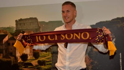 Robin Olsen håller upp en Roma-halsduk