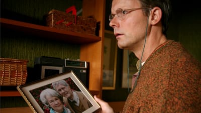 Felix tittar på ett gammalt fotografi av sina föräldrar.