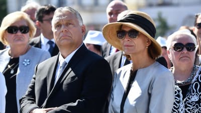 Premiärminister Orbán i sällskap av sin hustru Anikó Lévai lyssnade på påvens budskap på Hjältarnas torg. 