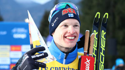 Iivo Niskanen visar upp sin pokal från Tour de Ski. 