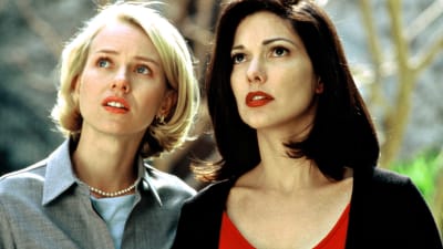 Mulholland Drive -elokuvan kaksi naista seisovat vierekkäin.