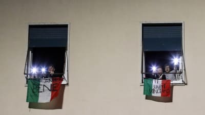 Uppmuntrande banderoller i Rom 15.3.2020