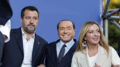 Matteo Salvini, Silvio Berlusconi och Giorgia Meloni på gemensamt valmöte.
