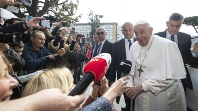 Påve Franciskus skämtade med journalister då han lämnade Agostino Gemelli-sjukhuset i Rom på lördagen.