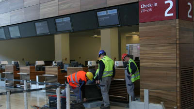 Byggarbetare inne i terminalen vid Berlins nya flygplats i april 2012