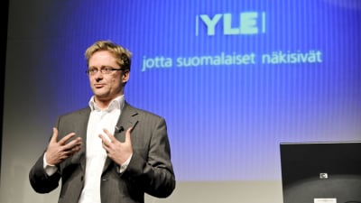 Mikael Jungner informerar på Yle