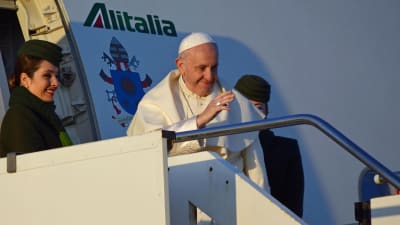 Påven Franciskus hälsar på åskadare inför sin resa till Sydamerika 2018.