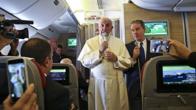 Påven Franciskus hälsar på åskadare inför sin resa till Sydamerika 2018.