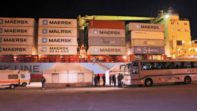 Containerfartyget Alexander Maersk transporterar flyktingar in i hamnen i Pozzallo på Sicilien 26.6.2018. 