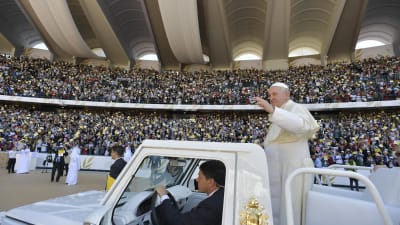 Påven anländer för att leda en mässa på stadion i Abu Dhabi