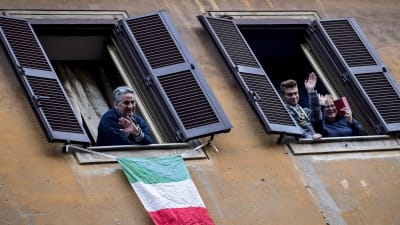 Italienare umgås via sina fönster. Rom 14.3.2020