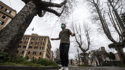 Man hoppar hopprep i en park i Rom 14.3.2020