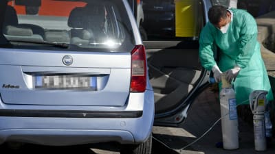 Syrgas transporteras till en person inne i en bil i Neapel,  Italien 9.11.202