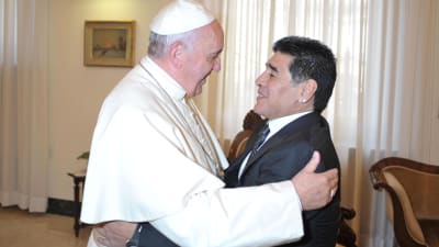 Påven Franciskus omfamnar fotbollsstjärnan Diego Maradona