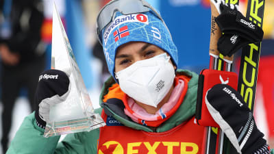 Heidi Weng efter prisutdelning i Tour de Ski.