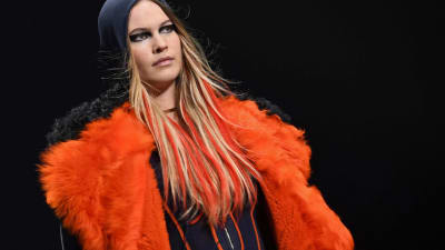 Fuskpälsar tar över i modehuset Versace 
