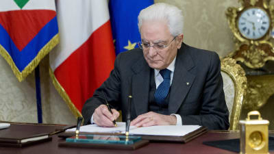 President Sergio Mattarella undertecknar ett dekret som upplöser parlamentet.