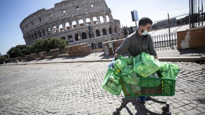 En man i Rom som storhandlat under coronaepidemin i Italien 16.3.2020.
