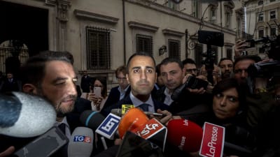 Luigi Di Maio talade med medier efter regeringssammanträdet i Rom på tisdag kväll 
