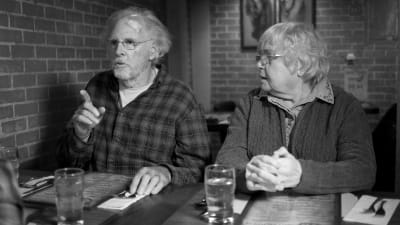 Bruce Dern ja June Squibb istuvat pöydän ääressä, kuva elokuvasta Nebraska.