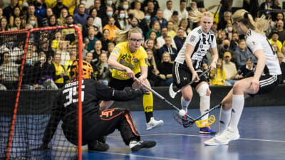 Ella Holmberg med ett målförsök.