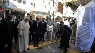 Då påven steg ur stigit ur sin bil för den sista sträckan fram till al-Sistanis hem möttes han av fredsduvor. 