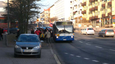 Passagerare stiger av buss 21V på Drumsövägen.